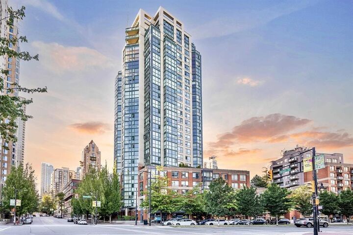 Property Photo:  289 Drake Street 1901  BC V6B 5Z5 