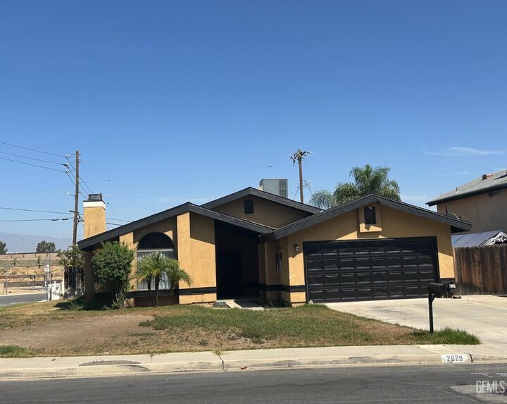 Property Photo: 2829 Ravall Street CA 93306