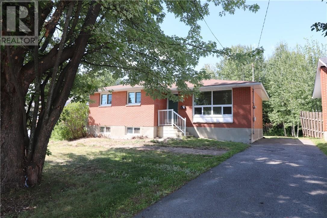 Property Photo: 1617 Sherwood Avenue ON P3A 4L1