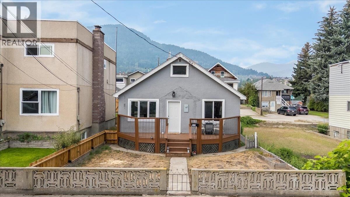 Property Photo:  1430 Third Avenue  BC V1R 1P6 
