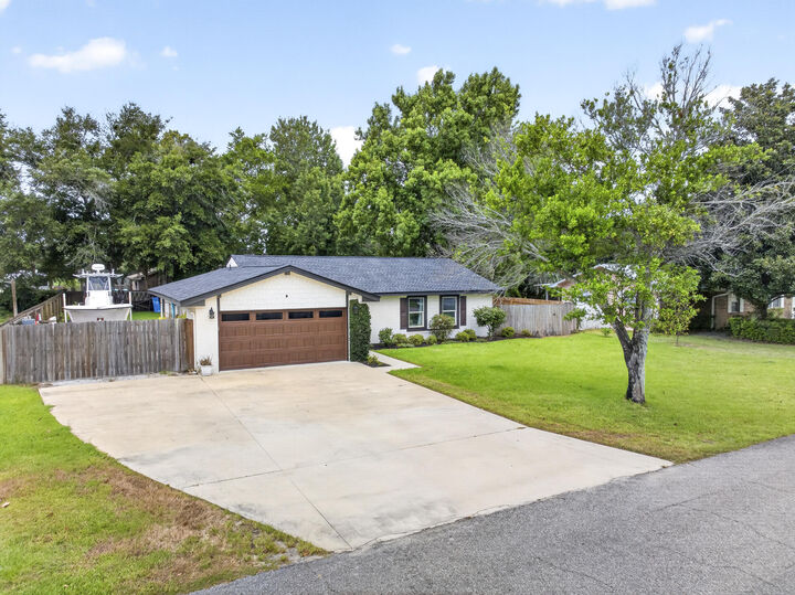 Property Photo: 403 Spring Lane FL 32541