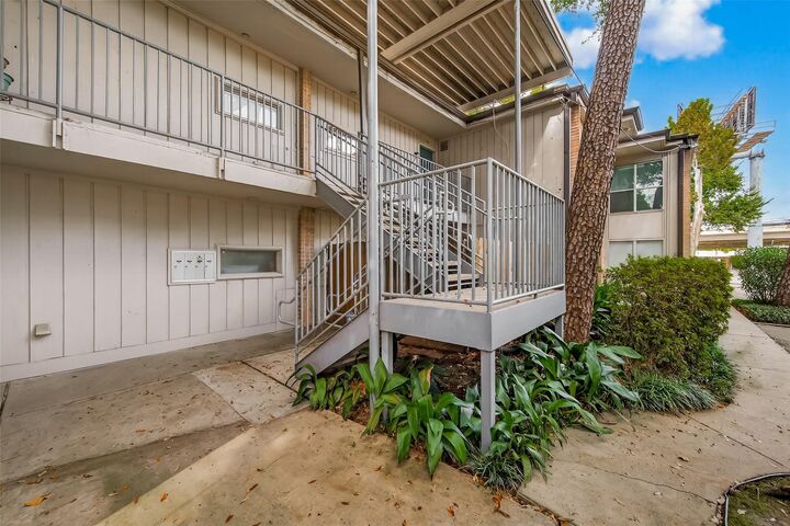 Property Photo: 8211 Katy Freeway 19 TX 77024