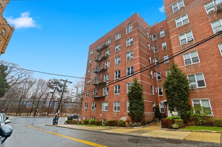 Property Photo:  107 Glen Road 6D  NY 10704 