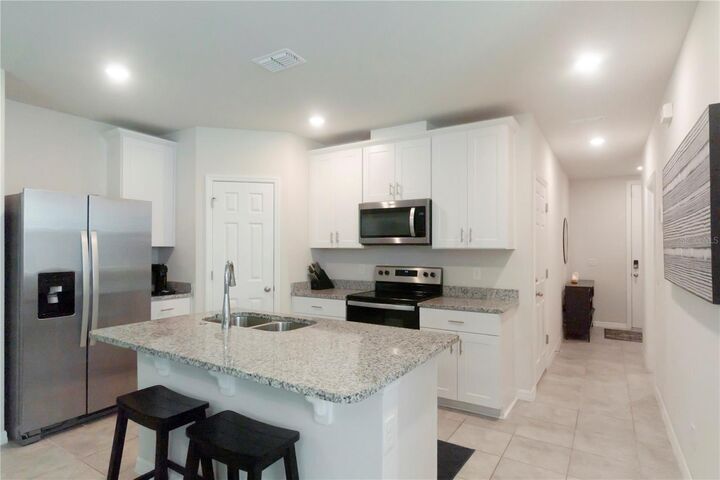 Property Photo: 1610 Grand Rue Drive FL 32707