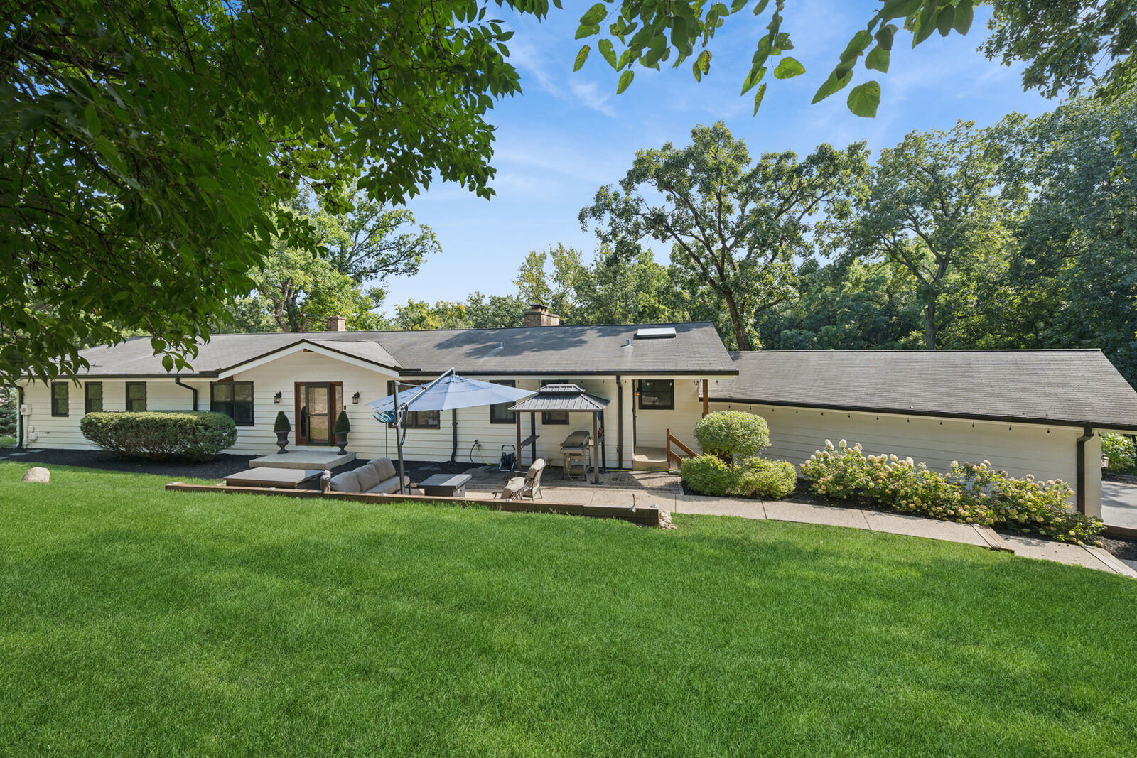 Property Photo:  10 River Drive  IL 60013 