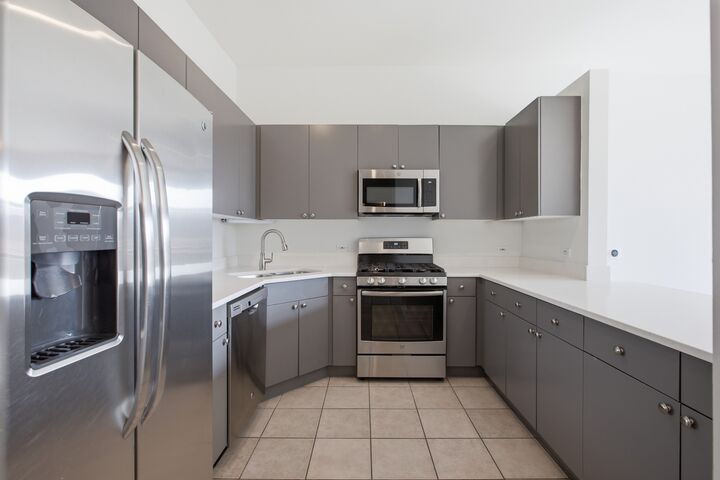 Property Photo: 15 S Throop Street 402 IL 60607