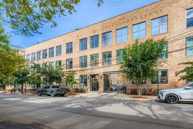 Property Photo: 1760 W Wrightwood Avenue 305 IL 60614