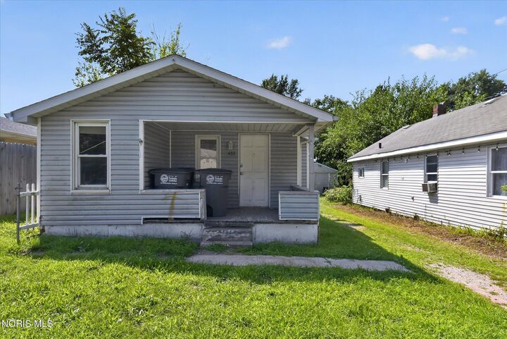 Property Photo: 2433 Paradise Avenue OH 43613
