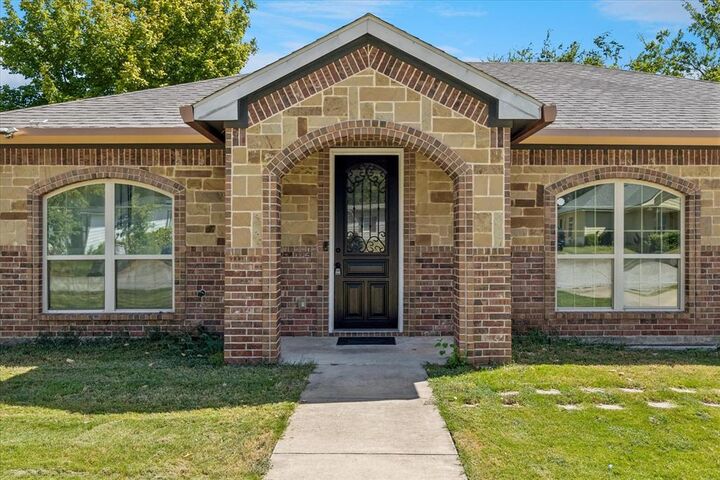 Property Photo:  1533 Cairn Circle  TX 76134 