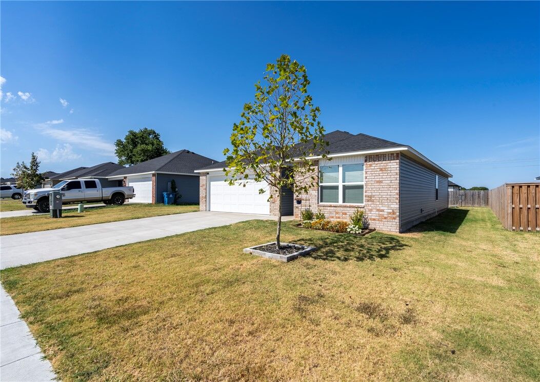 Property Photo:  1533 Ace Avenue  AR 72734 