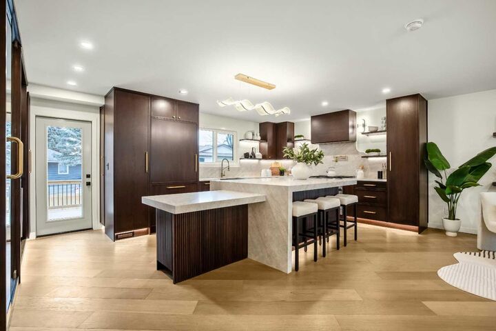 Property Photo: 216 Oakridge Place SW AB T2V 1V2