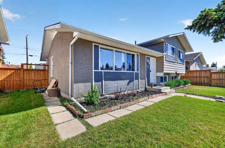 Property Photo:  24 Penworth Crescent SE  AB T2A 4C7 