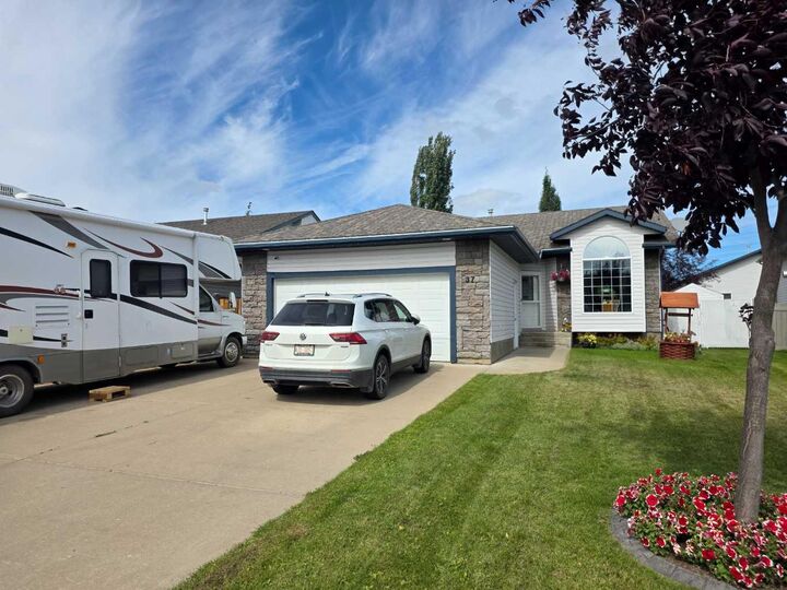 37 Pinnacle Crescent — photo 1