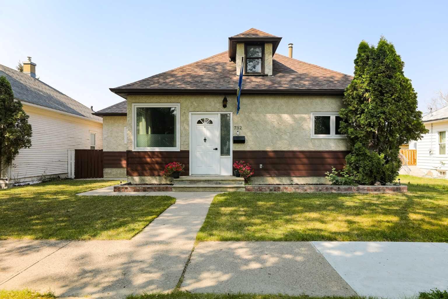 Property Photo:  732 12B Street N  AB T1H 2L9 