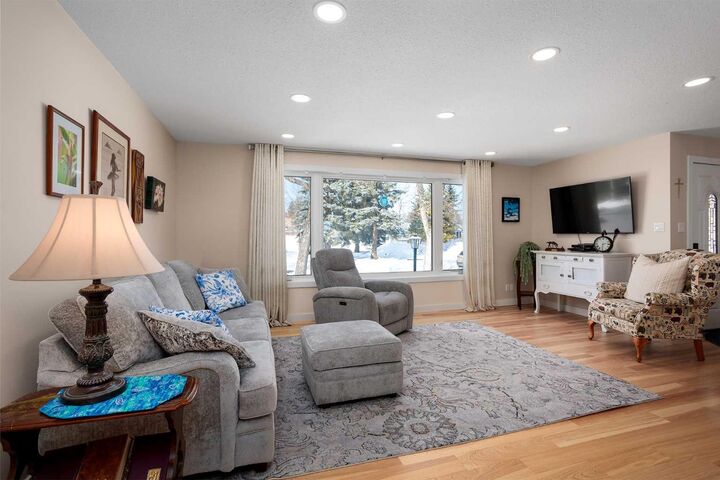 Property Photo:  5811 41 Avenue  AB T4V 2S2 