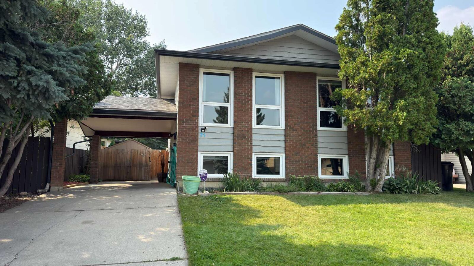 Property Photo:  71 Chippewa Crescent W  AB T1K 5B4 