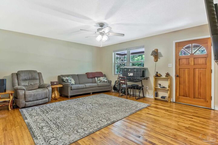 Property Photo: 1007 N 60th Ave FL 32506