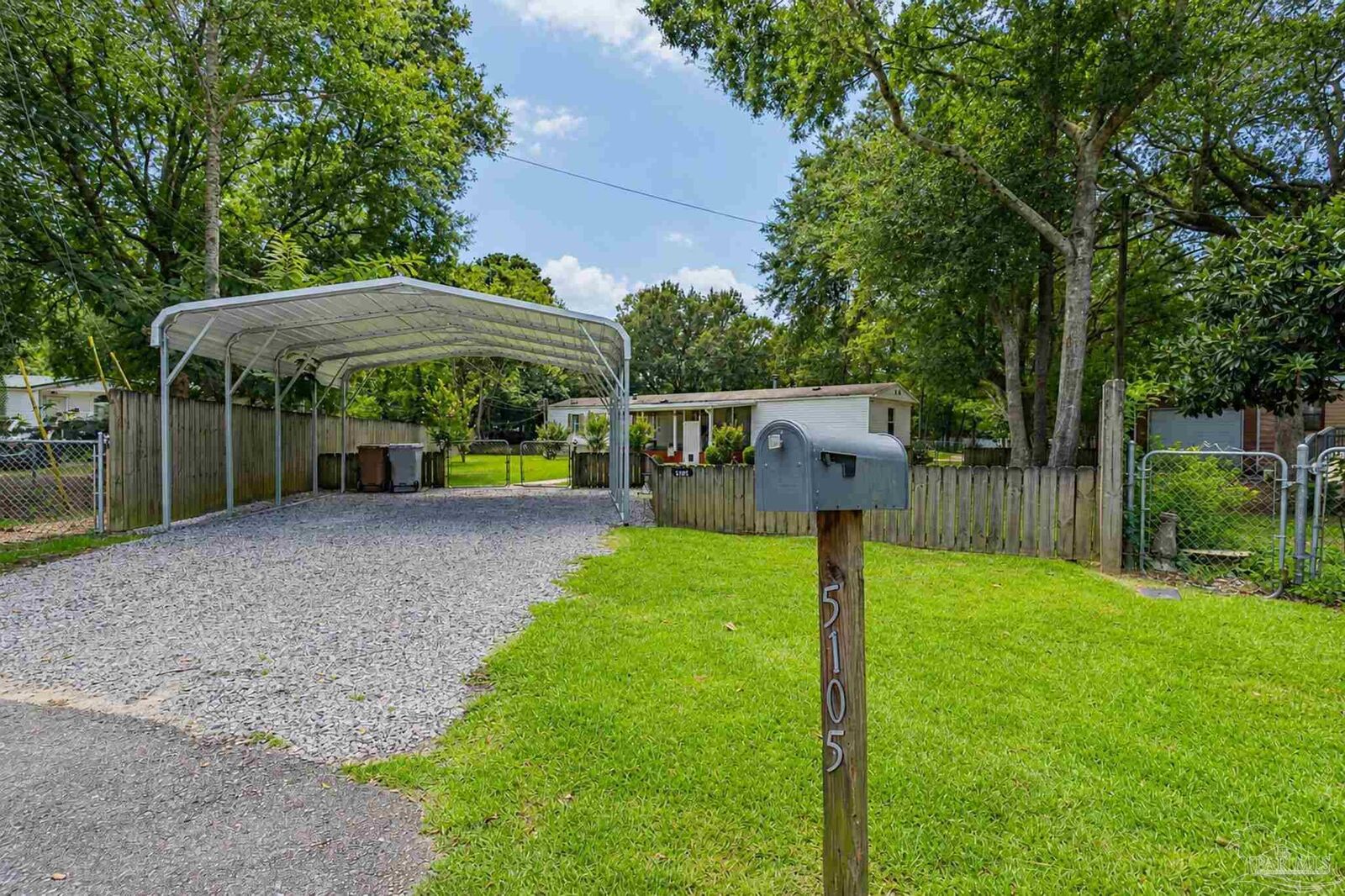 Property Photo: 5105 Central Dr FL 32571