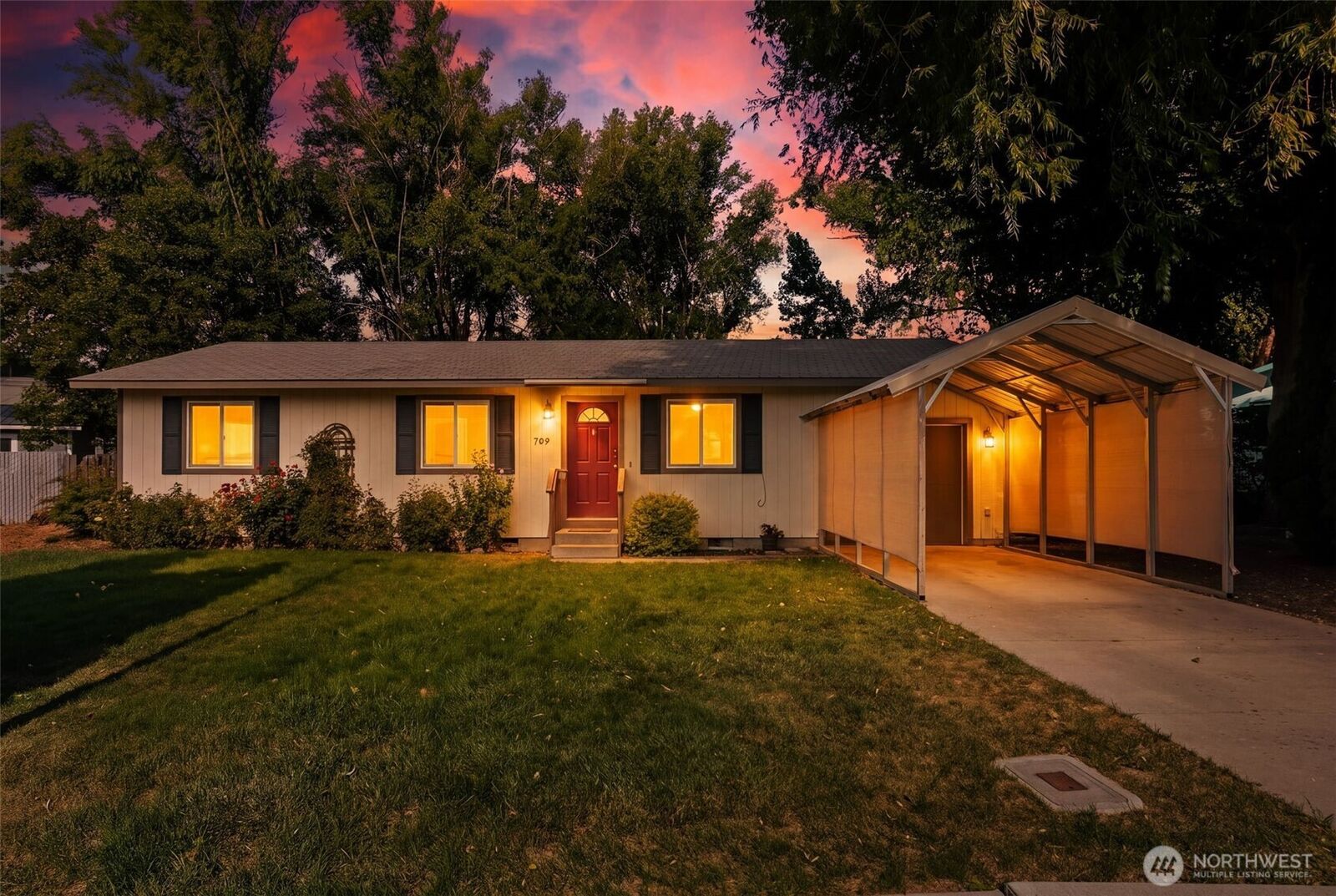 Property Photo:  709 E White Birch Avenue  WA 98926 
