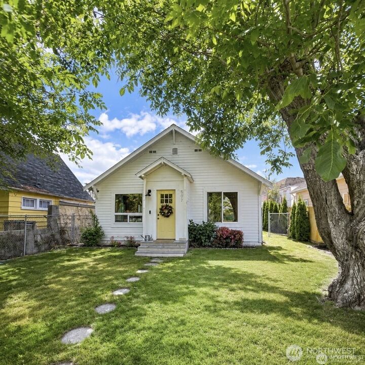Property Photo: 507 E Wapato Avenue WA 98816