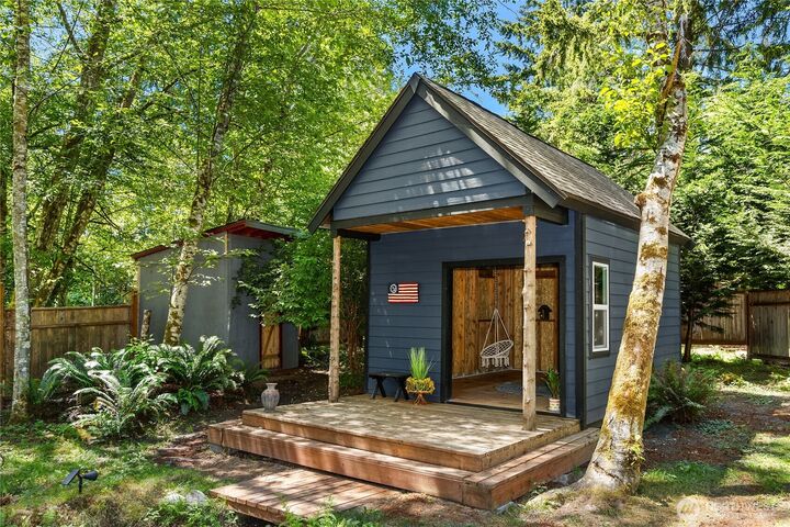 Property Photo: 10399 NE Pine Way WA 98110