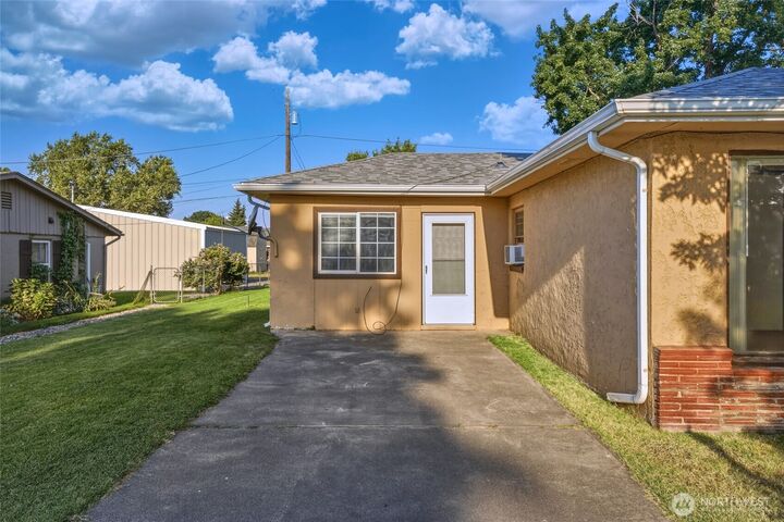 Property Photo: 117 NE Cedar Avenue WA 99324