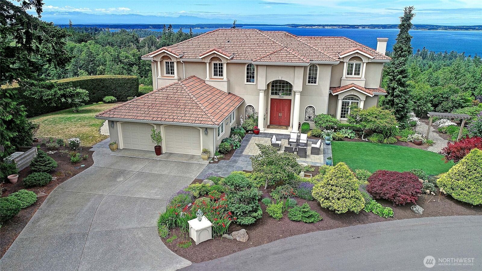 Property Photo: 1009 Kingswood Drive WA 98282