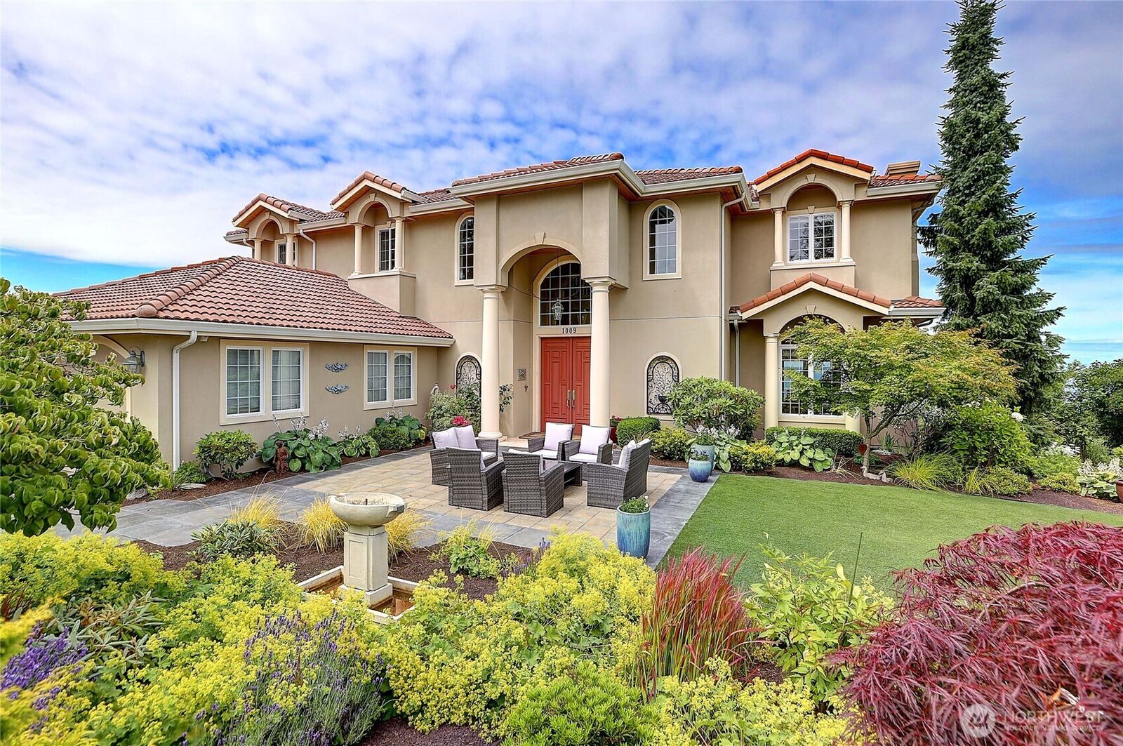 Property Photo: 1009 Kingswood Drive WA 98282