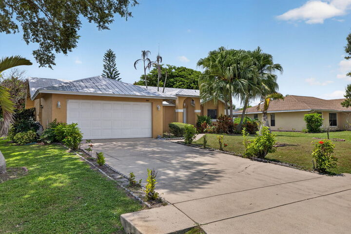 Property Photo: 2252 SE McMaster Street FL 34952