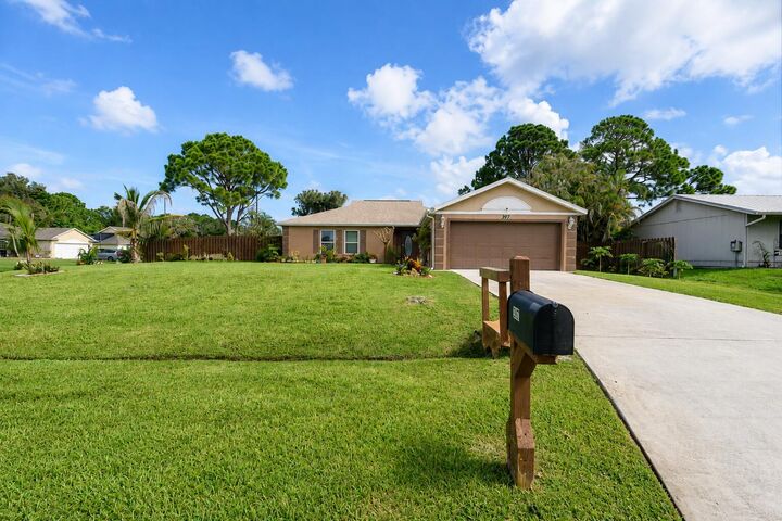 Property Photo: 397 SW Ray Avenue FL 34983