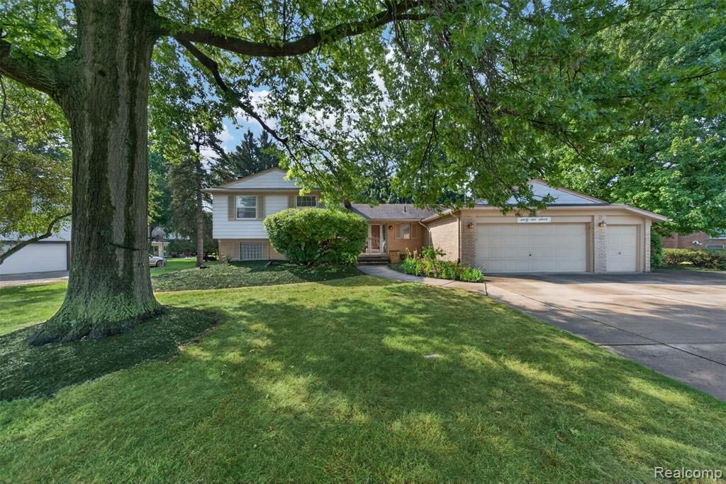 Property Photo:  6611 Cottonwood Knoll Court  MI 48322 