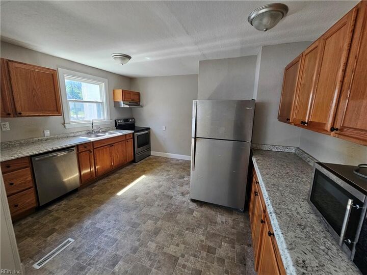 Property Photo:  8 Fairview Cir S  VA 23702 