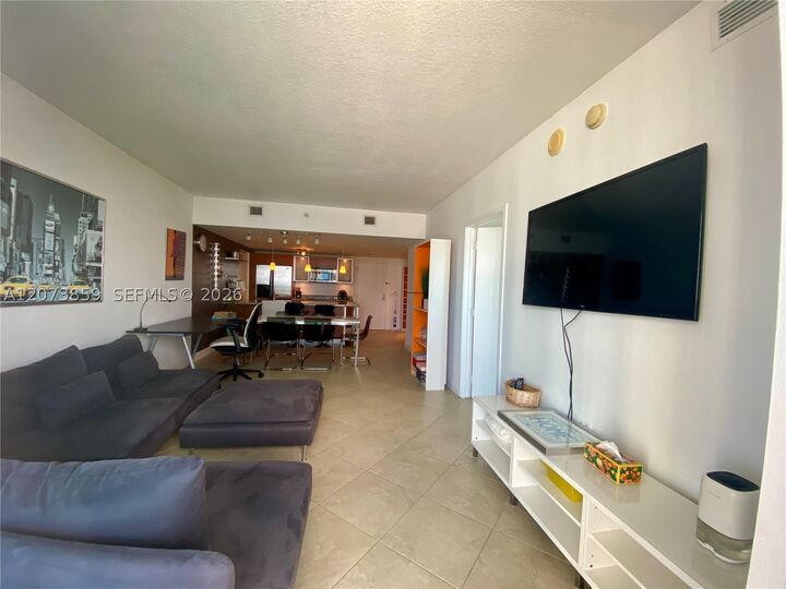Property Photo:  185 SW 7th St 1607  FL 33130 