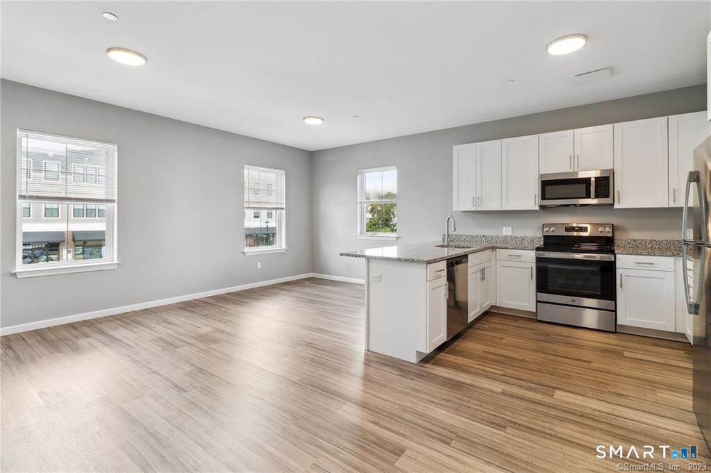Property Photo:  10 Steele Boulevard 204  CT 06037 
