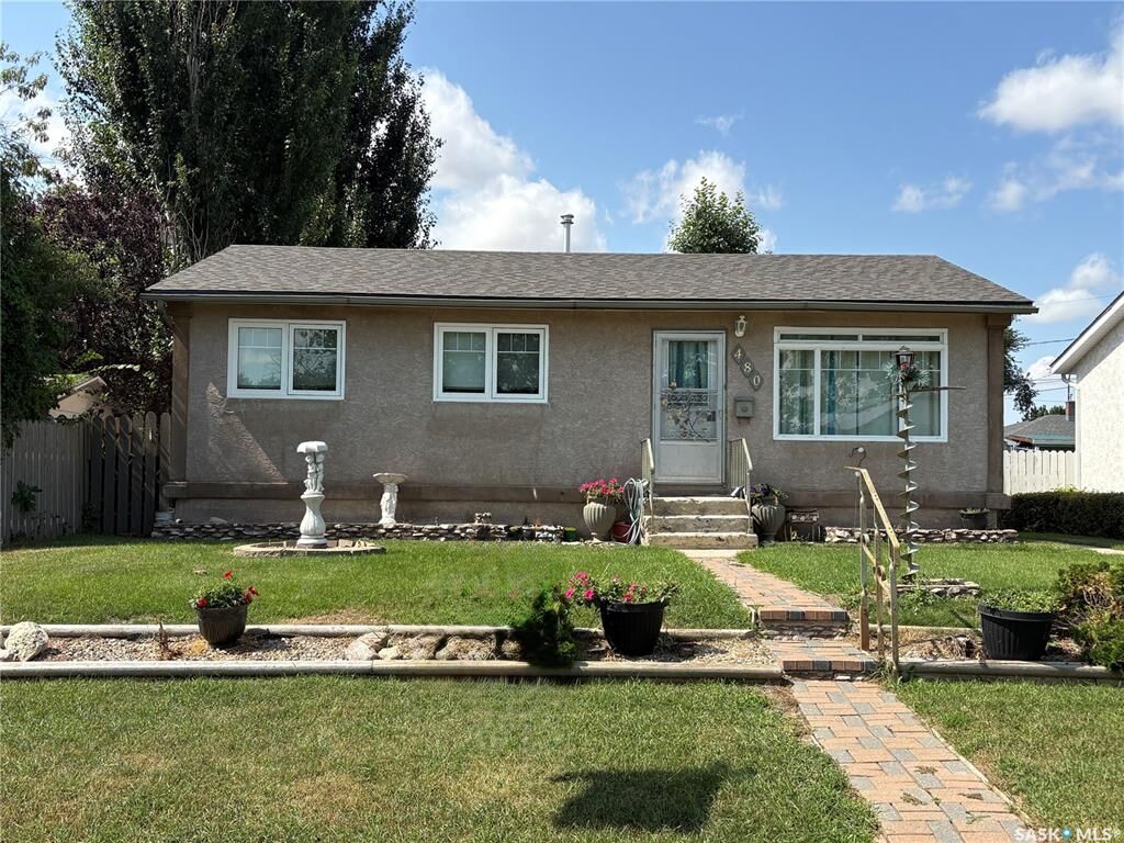 Property Photo:  480 8th Avenue SE  SK S9H 3Y7 