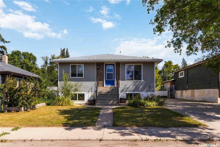 Property Photo:  738 Weldon Avenue  SK S7M 2V2 