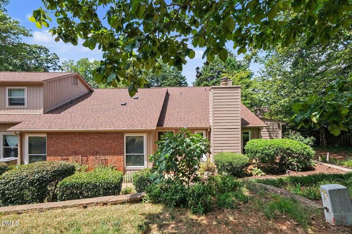 Property Photo: 110 Twin Oaks Place NC 27511
