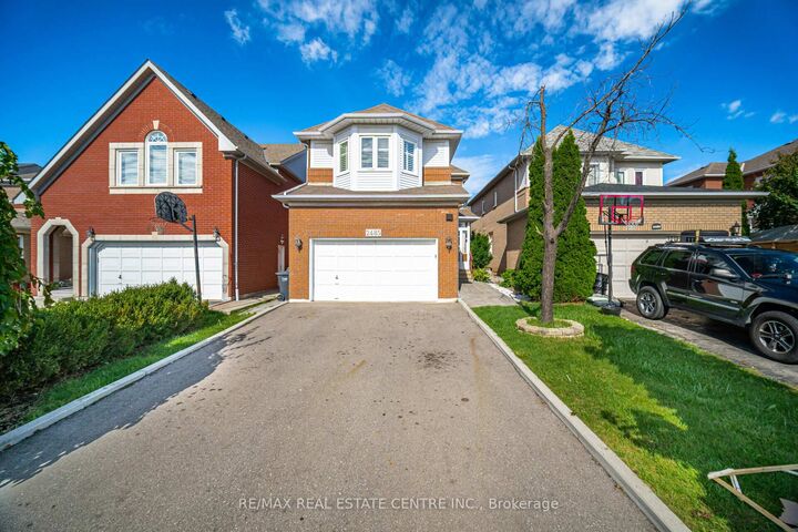 2485 Strathmore Crescent N — photo 1