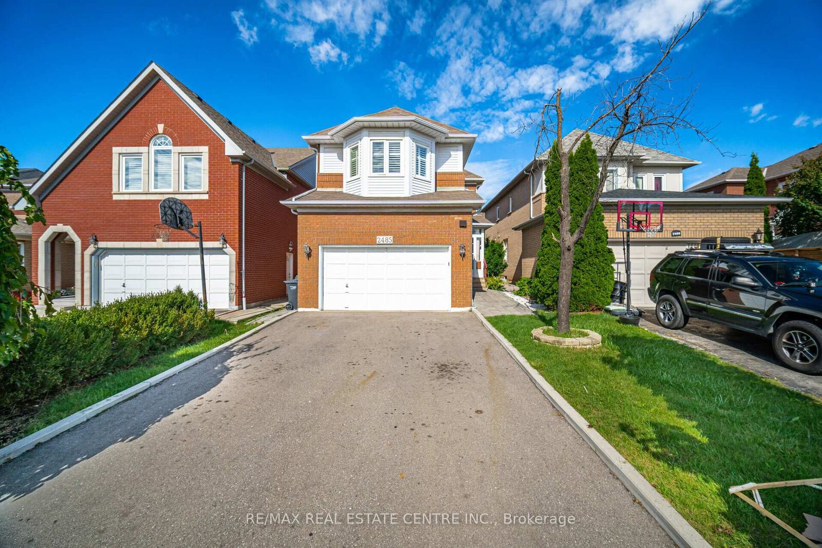 Property Photo: 2485 Strathmore Crescent N ON L5M 5K9