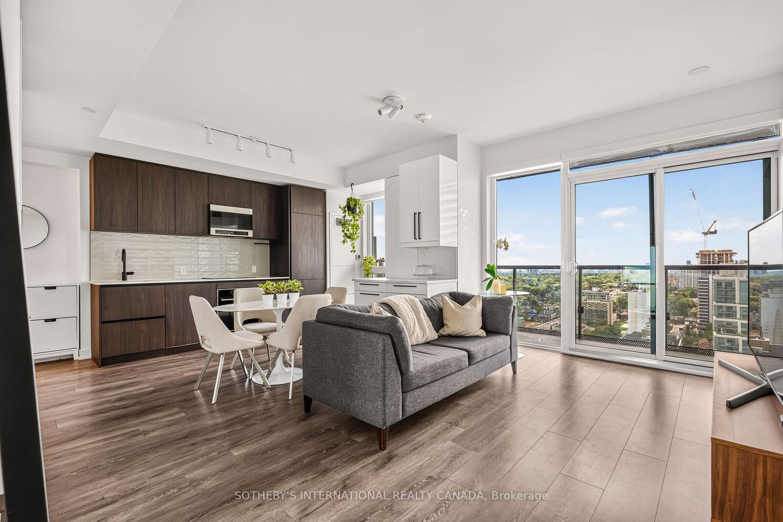Property Photo: 127 Broadway Avenue 2302 ON M4P 1V4