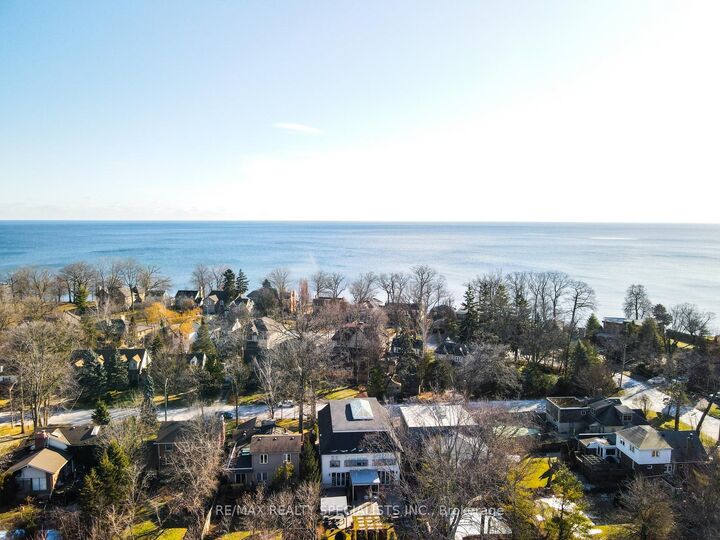 Property Photo: 6 Brant Avenue ON L5G 3N8