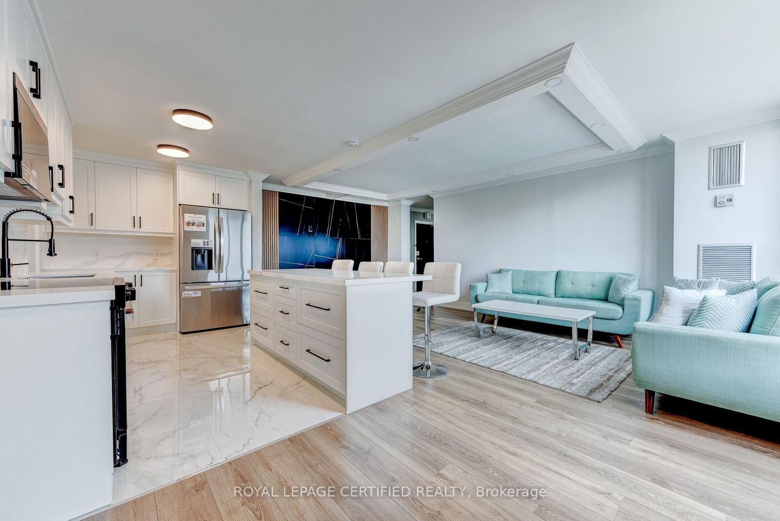 Property Photo: 3170 Kirwin Avenue 301 ON L5A 3R1