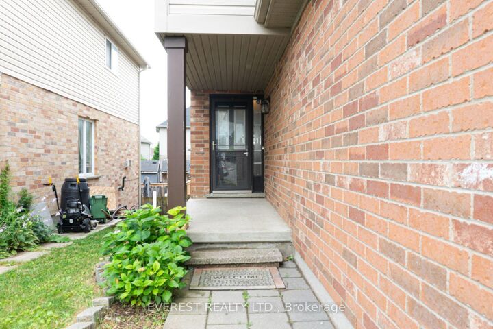Property Photo: 575 Thistlewood Drive ON N5X 4M1