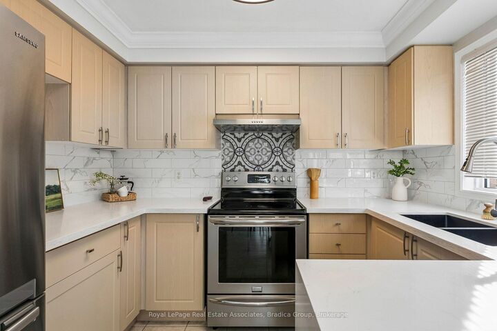 Property Photo: 3837 Forest Bluff Crescent ON L5N 7V1