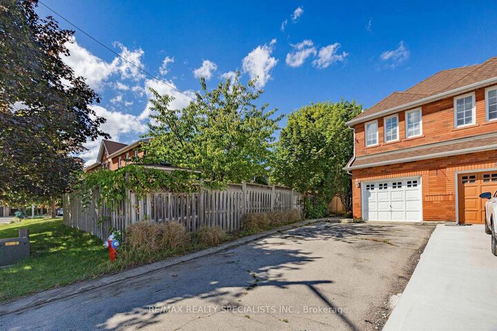 Property Photo:  1329 Whiffletree Court  ON L5N 7R1 