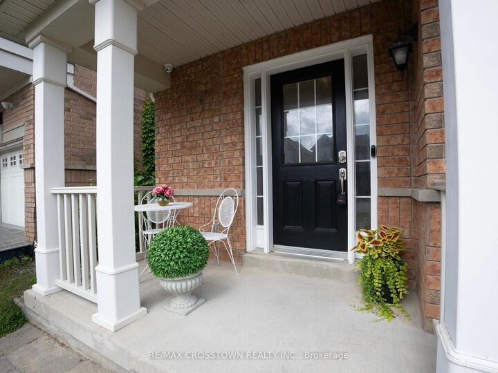 Property Photo: 460 Reeves Way Boulevard ON L4A 0H2