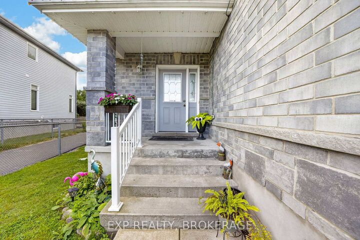 Property Photo:  925 Blossom Street  ON K7P 0N2 