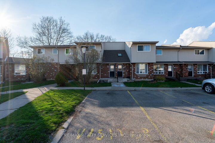 Property Photo: 100 Brownleigh Avenue 176 ON L3B 5V8