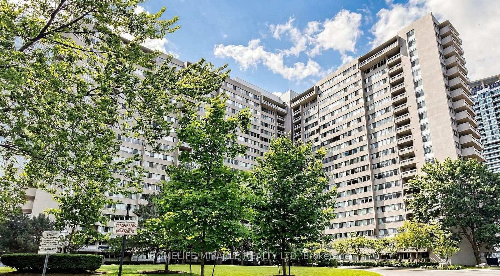 Property Photo: 3590 Kaneff Crescent 313 ON L5A 3X3