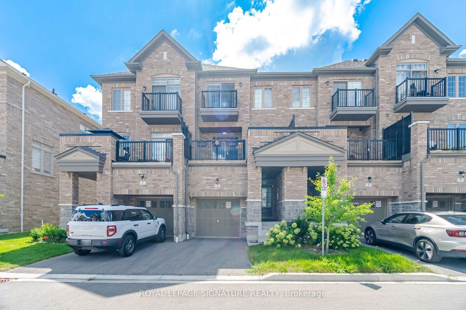 Property Photo: 3 Kingfisher Way ON L1P 0K3